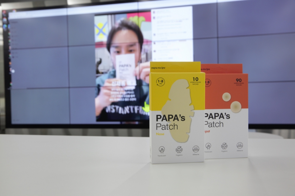 김한균 ABT 대표가 미국 온라인 쇼핑몰 아마존에 출시한 파파레서피 마스크패치 제품 / 사진제공=ABT  
