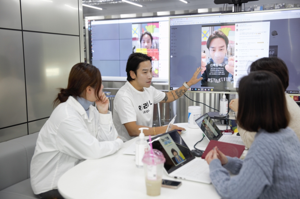 올해 미국 시장에 본격 진출할 계획인 김한균 ABT 대표가 직원들과 회의를 하고 있는 모습 /사진제공=ABT