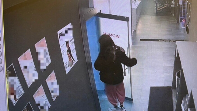지난 19일 여장을 한 남성이 서울 영등포구 헬스장 여성 탈의실로 들어가고 있다. /사진=온라인 커뮤니티 