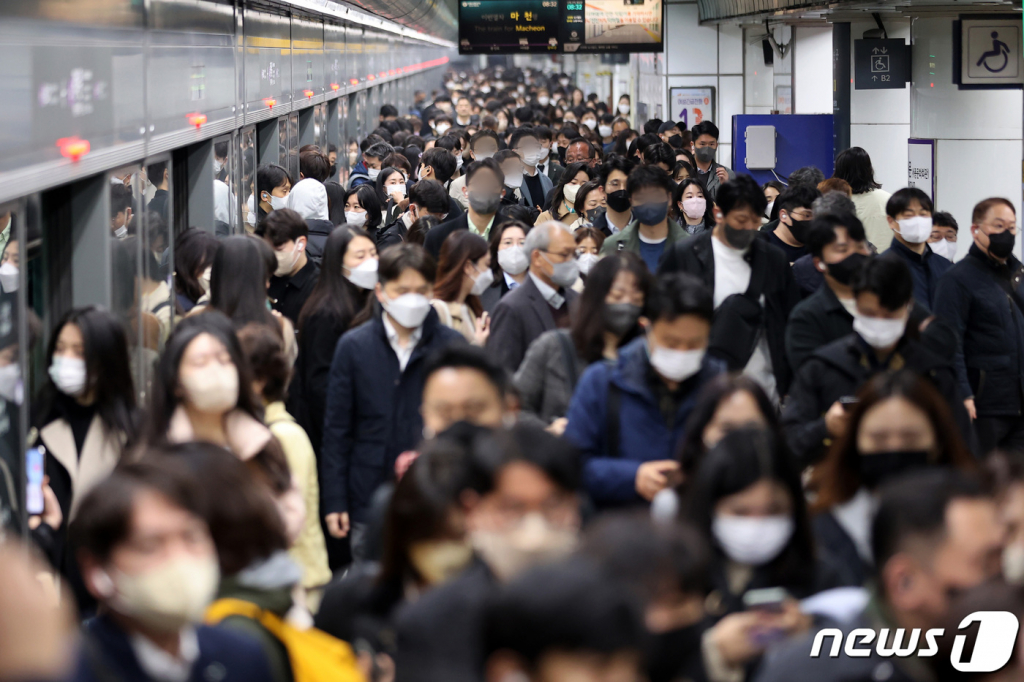 (서울=뉴스1) 조태형 기자 = 서울 종로구 광화문역. Copyright ? 뉴스1. All rights reserved. 무단 전재 및 재배포 금지.