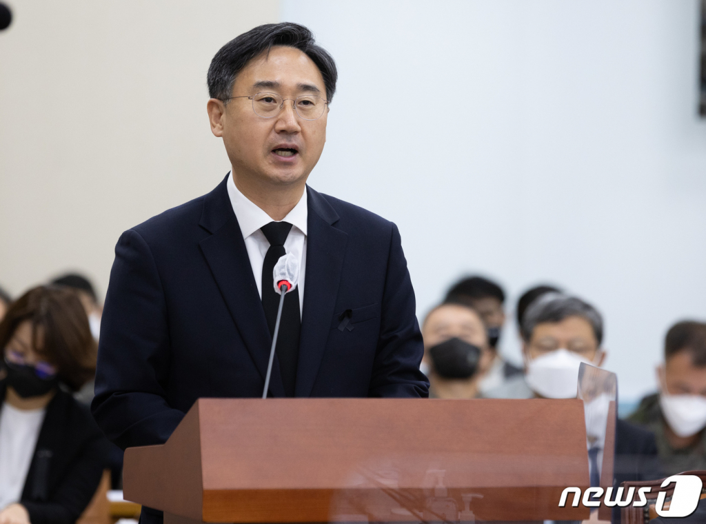 (서울=뉴스1) 이재명 기자 = 신범철 국방부 차관이 4일 오전 서울 여의도 국회에서 열린 제400회 국회(정기회) 제4차 국방위원회 전체회의에서 인사말을 하고 있다. 2022.11.4/뉴스1  Copyright ? 뉴스1. All rights reserved. 무단 전재 및 재배포 금지.