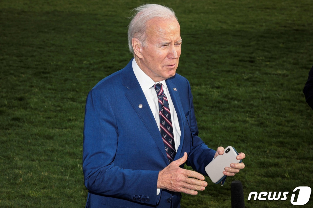 (워싱턴 AFP=뉴스1) 우동명 기자 = 조 바이든 미국 대통령이 28일(현지 시각) 입법 성과를 홍보하기 위해 '인베스팅 인 아메리카' 투어에 나서 노스캐롤라이나주 더럼에 있는 반도체 제조업체 울프스피드사를 방문한 뒤 워싱턴 백악관에 도착을 하고 있다.  ⓒ AFP=뉴스1  Copyright ? 뉴스1. All rights reserved. 무단 전재 및 재배포 금지.