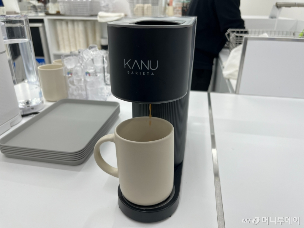 카누 하우스 2층에서 직접 고른 카누 바리스타 전용 캡슐로 내린 커피를 시음할 수 있다./사진=유예림기자