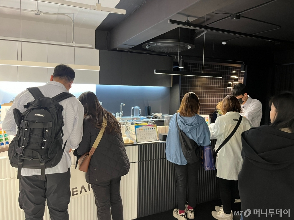 카누 하우스 3층은 그림을 그려 키링을 만들고, 카페처럼 앉아서 커피를 마실 수 있는 공간으로 꾸며져 있다.사진=유예림 기자