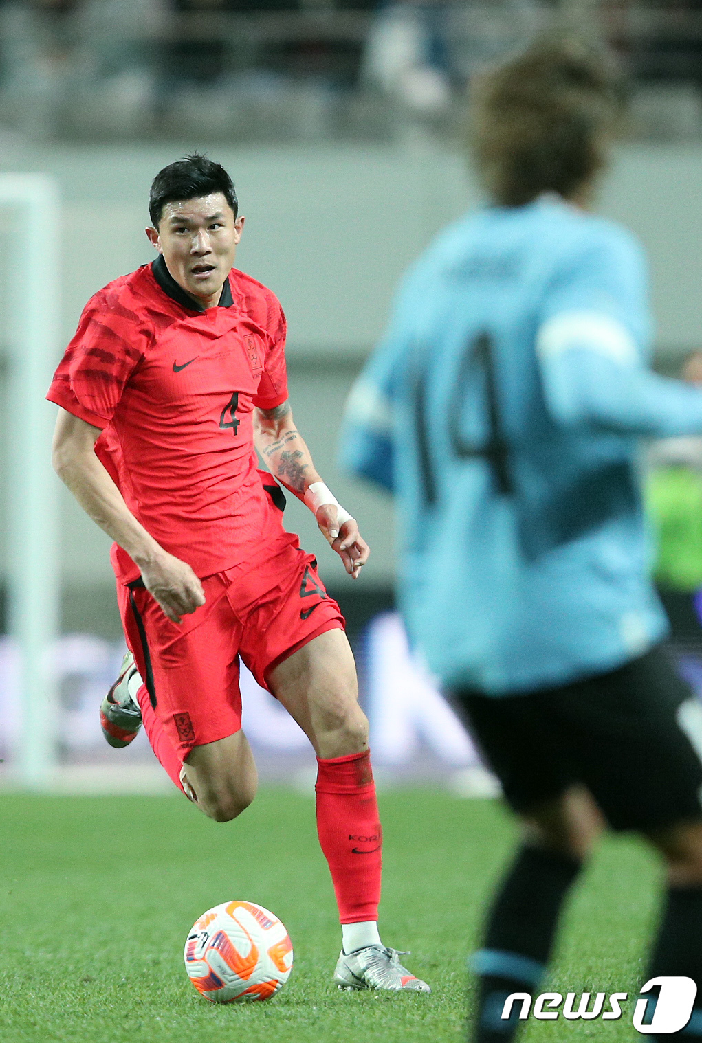 (서울=뉴스1) 박정호 기자 = 김민재가 28일 오후 마포구 상암동 서울월드컵경기장에서 열린 축구 국가대표 평가전 대한민국과 우루과이의 경기에서 상대 문전을 향해 드리블 하고 있다. 손흥민, 이강인, 김민재, 조규성 등 카타르월드컵 멤버 대부분이 소집돼 지난 24일 울산서 열린 콜롬비아전에서 2-2로 비겼던 '클린스만호'는 우루과이를 상대로 아쉬운 2:1 패배로 경기를 마쳤다. 2023.3.28/뉴스1 Copyright ? 뉴스1. All rights reserved. 무단 전재 및 재배포 금지.