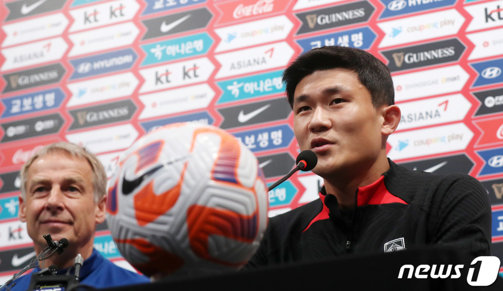 (파주 =뉴스1) 민경석 기자 = 대한민국 축구 국가대표팀 김민재가 27일 오후 경기도 파주 축구국가대표트레이닝센터(NFC)에서 열린 기자회견에서 취재진의 질문에 답하고 있다. 2023.3.27/뉴스1 Copyright ? 뉴스1. All rights reserved. 무단 전재 및 재배포 금지.