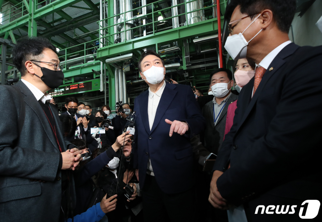 (대전=뉴스1) 오대일 기자 = 중앙선대위 출범 이후 첫 지방 행보에 나선 윤석열 국민의힘 대선 후보가 29일 오후 대전 유성구 대덕연구단지 내 한국원자력연구원를 방문해 SMR(소형 모듈 원자로) 관련 시설을 둘러보고 있다. 2021.11.29/뉴스1  
