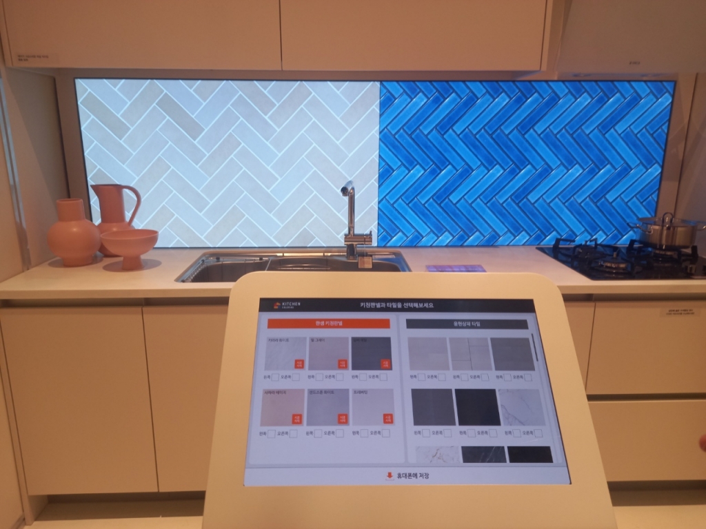 한샘 디자인파크의 전자 패널. 앞 벽을 왼쪽과 오른쪽 절반씩 나눠놓고 각기 다른 타일을 입혀볼 수 있도록 했다./사진=김성진 기자. 