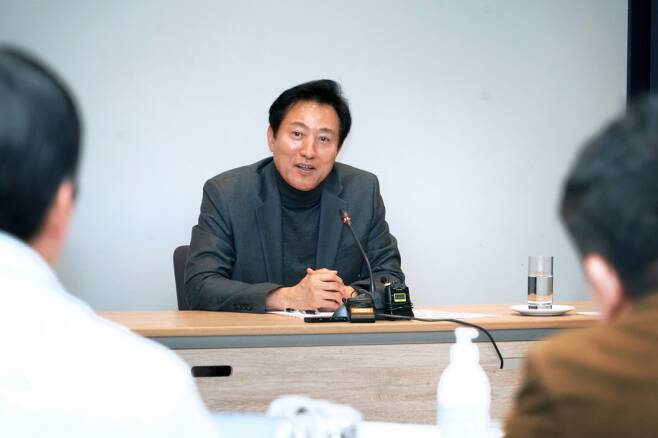 오 세훈 서울시장이 유럽 출장 중이던 지난 20일(현지시간) 덴마크 코펜하겐에서 연 기자간담회를 하고 있다./사진제공=서울시