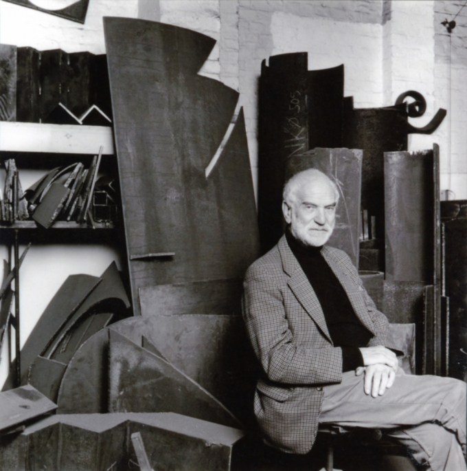 런던 캠든타운의 스튜디오에서 포즈를 취한 앤서니 카로 / Photo by Nicholas Sinclair ? The Anthony Caro Centre