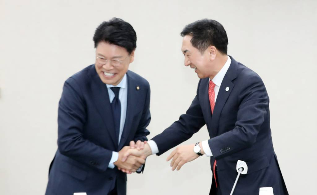 [부산=뉴시스] 하경민 기자 = 김기현 국민의힘 대표가 31일 오전 부산 연제구 부산시의회에서 열린 '2030 부산세계박람회 유치를 위한 국민의힘·부산시 연석회의'에 참석, 장제원 의원과 인사하고 있다. 2023.03.31.