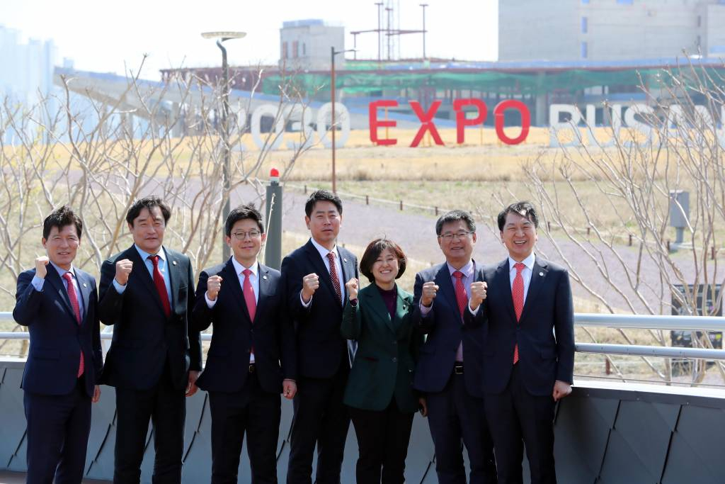 고[부산=뉴시스] 하경민 기자 = 김기현 국민의힘 대표가 31일 오후 부산 동구 북항재개발지역 내 친수공원을 방문, 지역 국회의원들과 함께 2030부산세계박람회 개최 예정지를 둘러보며 기념촬영을 하 있다. 2023.03.31.