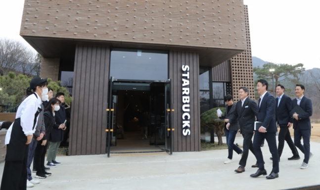 정용진 신세계그룹 부회장이 8일 스타벅스 '더북한산점'을 방문했다/사진제공=이마트