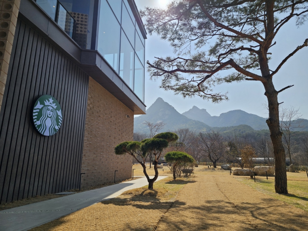스타벅스 '더북한산점' 정원에서 바라본 북한산 국립공원.