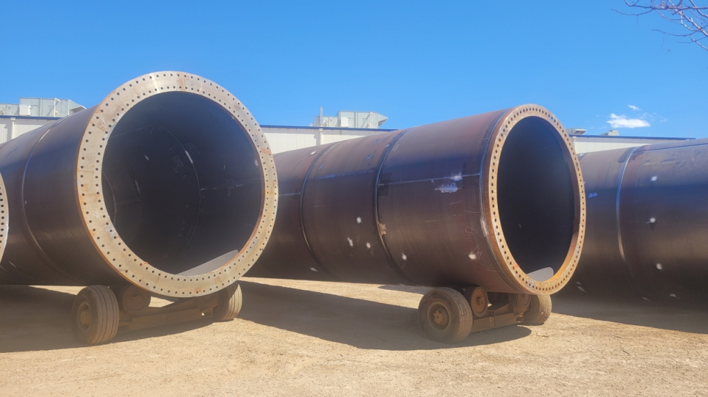 미국 콜로라도주 푸에블로시 소재 씨에스윈드 미국 법인 생산공장. 풍력발전 타워를 만들기 위한 섹션(3-4개의 섹션이 연결 돼 하나의 타워를 구성)의 모습. 철판을 구부려 스커트를 만든 뒤 8-10개의 스커트를.이어 35미터 높이의 섹션을 만든다./푸에블로(미국) = 권다희 기자