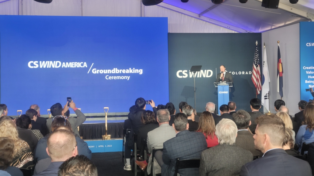 제라드 폴리스 콜로라도 주지사가 4일(현지시간) 콜로라도 푸에블로 소재 씨에스윈드 미국 법인에서 열린 증설 기공식에서 축사하는 모습/사진=푸에블로(미국) 권다희 기자 