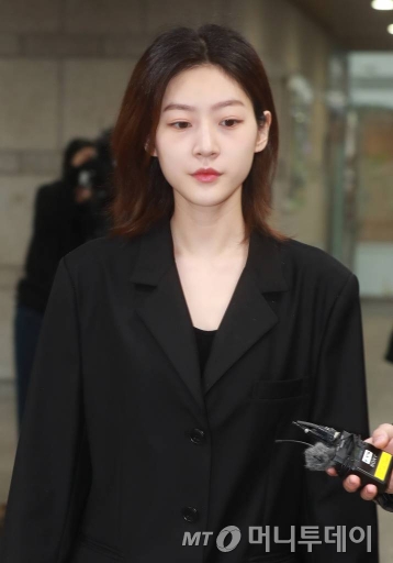 음주운전 사고로 물의를 일으킨 배우 김새론이 5일 오전 서울 서초구 중앙지방법원에서 열린 선고공판을 위해 출석하고 있다. /2023.04.05 /사진=이동훈 기자 photoguy@