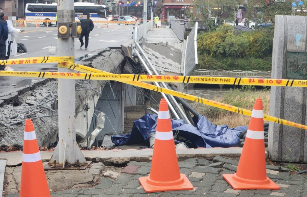경기도 성남시 분당구 정자동에서 탄천을 가로지르는 교량 정자교가 붕괴돼 여성(40) 1명이 숨지고 남성(28) 1명이 중상을 입었다./사진=최지은 기자 