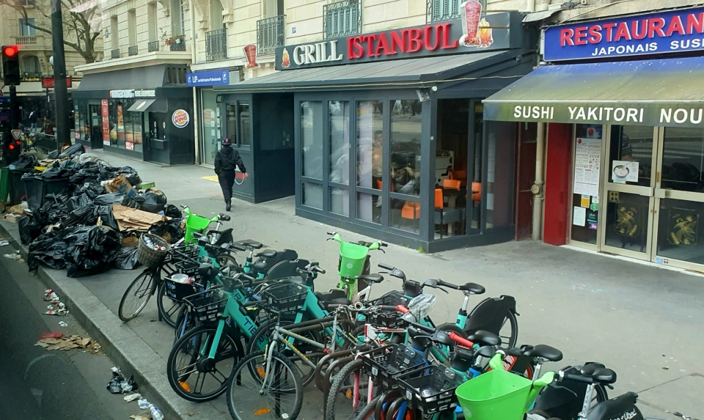 3월 말 방문한 프랑스 파리는 쓰레기 더미로 넘쳐나는 모습이었다. 연금개혁에 반대한 청소 노동자들이 파업에 들어갔기 때문이다. /사진=정현수 기자.