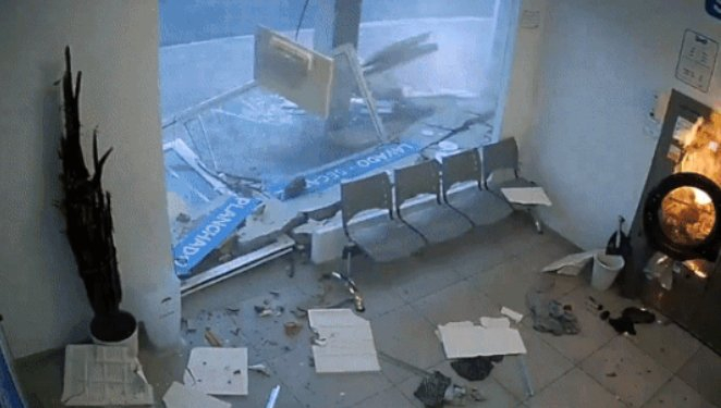 지난달 14일(현지시간) 스페인 라 코루냐 지역의 한 빨래방에서 작동 중이던 빨래 건조기가 폭발했다. /사진=트위터