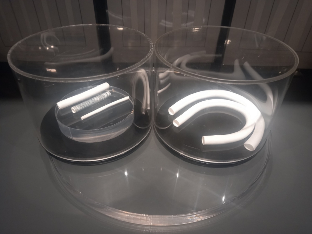 웰크론이 개발한 스텐트용 튜브(왼쪽)와 개발 중인 손상 혈관 대체용 인공혈관(오른쪽)./사진=김성진 기자. 