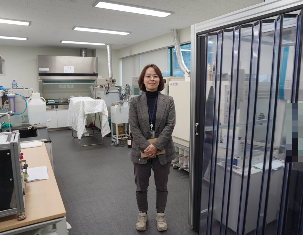 권은희 웰크론 기술연구소장. 오른쪽 유리벽으로 구분된 '무균실' 안 책상에 웰크론이 개발 중인 인공혈관 제품들이 있다./사진=김성진 기자.