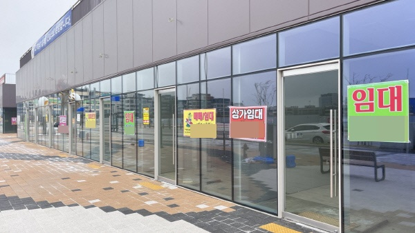 시흥시 정왕동 거북섬 일대 상가가 텅 비어있다/사진=권현수기자