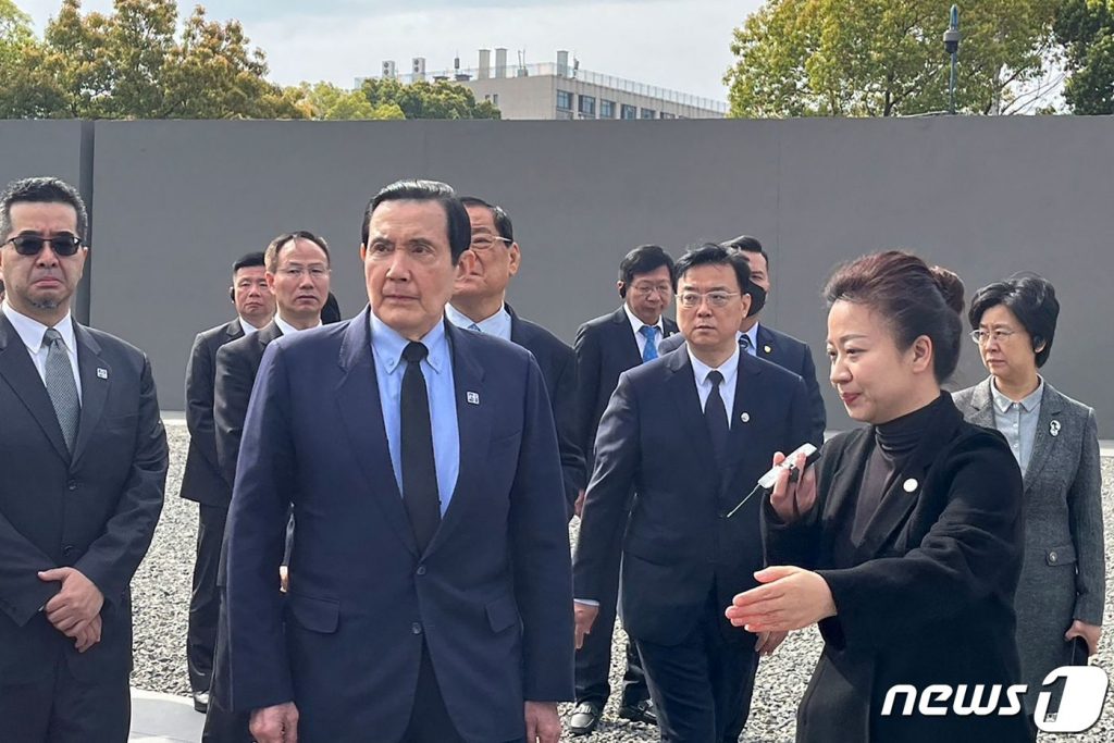 (난징 AFP=뉴스1) 우동명 기자 = 마잉주 전 대만 총통이 29일 (현지시간) 전·현직 총통 중 처음으로 중국 본토를 찾아 난징의 난징대학살 기념관에 도착을 하고 있다.   ⓒ AFP=뉴스1  Copyright ? 뉴스1. All rights reserved. 무단 전재 및 재배포 금지.