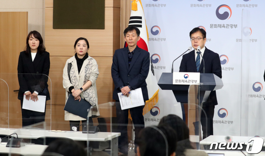 (서울=뉴스1) 김명섭 기자 = 강정원 문화체육관광부 대변인이 30일 오전 서울 종로구 정부서울청사 별관에서 검정고무신 사건 조사 착수 관련 브리핑을 하고 있다. 2023.3.30/뉴스1 Copyright ? 뉴스1. All rights reserved. 무단 전재 및 재배포 금지.