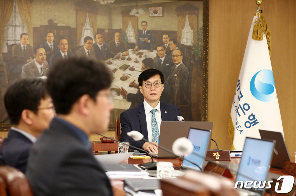 (서울=뉴스1) 사진공동취재단 = 이창용 한국은행 총재가 23일 오전 서울 중구 한국은행에서 열린 금융통화위원회 정기회의를 주재하고 있다.   현재 한은 기준금리는 연 3.50% 수준이다. 2023.2.23/뉴스1  Copyright ? 뉴스1. All rights reserved. 무단 전재 및 재배포 금지.