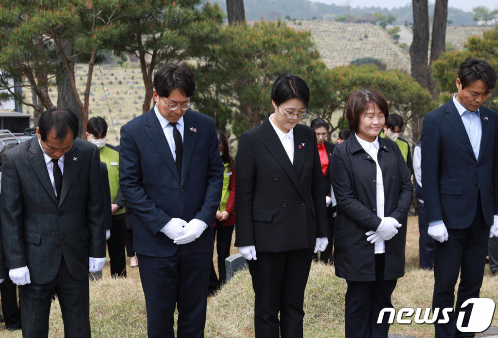 (서울=뉴스1) 송원영 기자 = 강성희 진보당 국회의원이 7일 오전 광주 북구 망월묘역(민족민주열사 묘역)에서 참배하고 있다. 강 의원은 지난 5일 전북 전주을 국회의원 재선거에서 당선돼, 진보당 처음으로 국회에 입성했다. (진보당 제공) 2023.4.7/뉴스1  Copyright ? 뉴스1. All rights reserved. 무단 전재 및 재배포 금지.