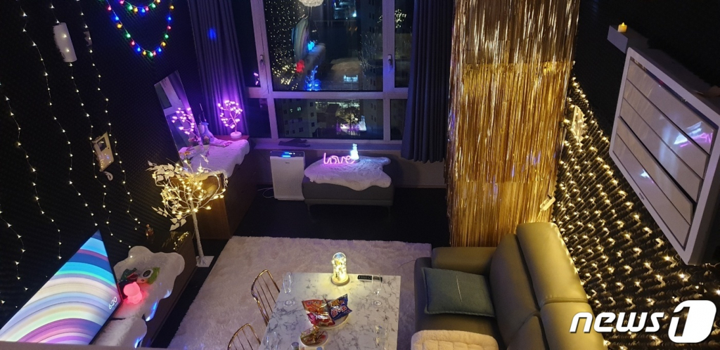 (서울=뉴스1) = 서울경찰청 마약범죄수사대는 지난해 6월부터 이달까지 강남 등 인구 밀집 지역 클럽·유흥업소 집중단속을 실시한 결과, 마약 유통 판매책과 구매자 등 70명을 검거하고 8명을 구속했다고 30일 밝혔다.  이번에 검거된 마약 판매책은 18명, 매수자는 52명이다. 이들은 20~30대의 유흥업소 접객원 및 종업원, 회사원 등으로 확인됐다.   사진은 한 판매책이 매수자들의 마약류 투약 편의를 위해 원룸을 개조해 만든 파티룸. (서울경찰청 제공) 2023.3.30/뉴스1  Copyright ? 뉴스1. All rights reserved. 무단 전재 및 재배포 금지.