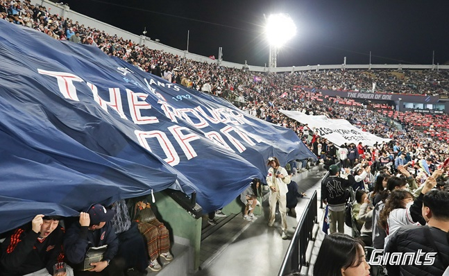 롯데 팬들이 7일 열린 KT와 홈 개막전에서 응원을 하고 있다. /사진=롯데 자이언츠 제공