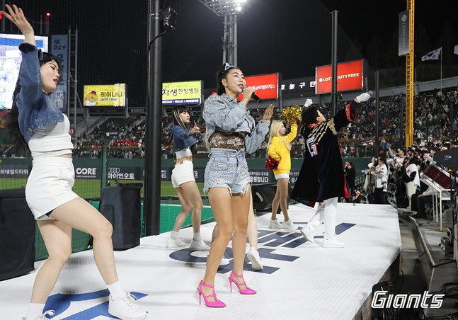 가수 이조아(왼쪽 3번째)가 7일 열린 사직 KT-롯데전에서 클리닝타임 때 부산갈매기를 부르고 있다. /사진=롯데 자이언츠 제공