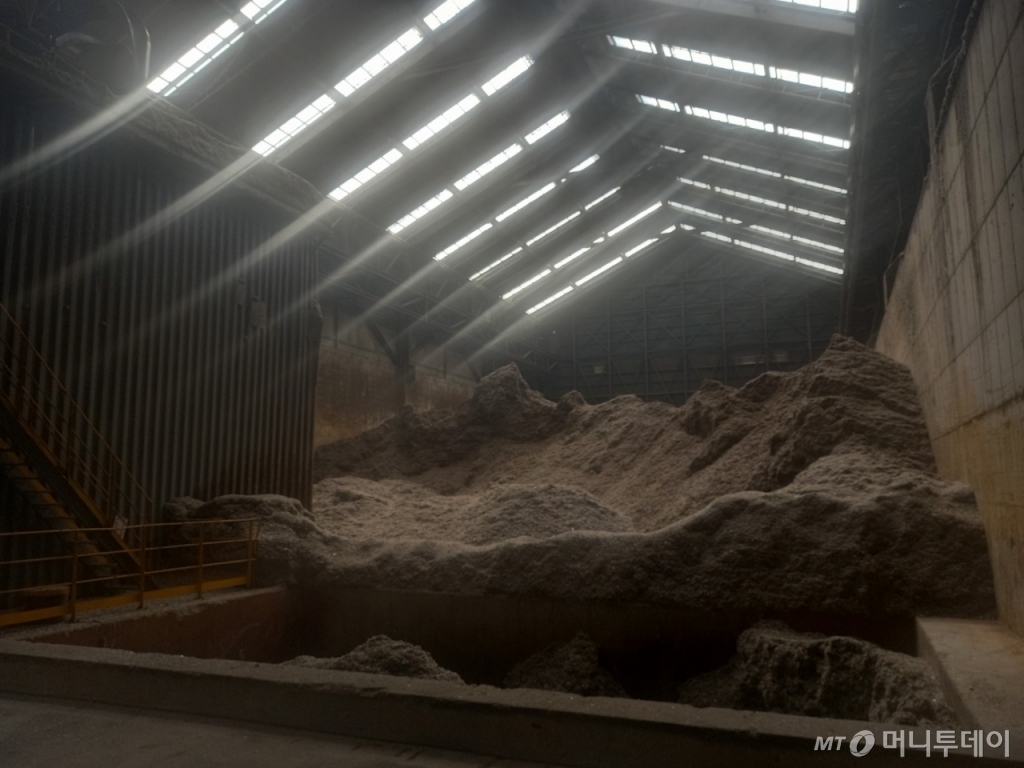 생활 폐기물 중 불에 타는 가연 폐기물을 압축하고 분말로 부숴 만든 '순환 자원'. 약 5m 앞에 다가가면 퀘퀘한 냄새가 나는데 냄새를 빼면 한때 쓰레기였다는 사실을 알기는 어렵다. 순환 자원은 시멘트의 원료로 쓰이는 것이 아니라 원료를 구울 고열을 발생시키는 연료로 쓰인다. 한일시멘트 공장에서 순환 자원은 수백미터 길이 컨베이어 벨트를 타고 예열기, 킬른으로 옮겨진다./사진=김성진 기자.