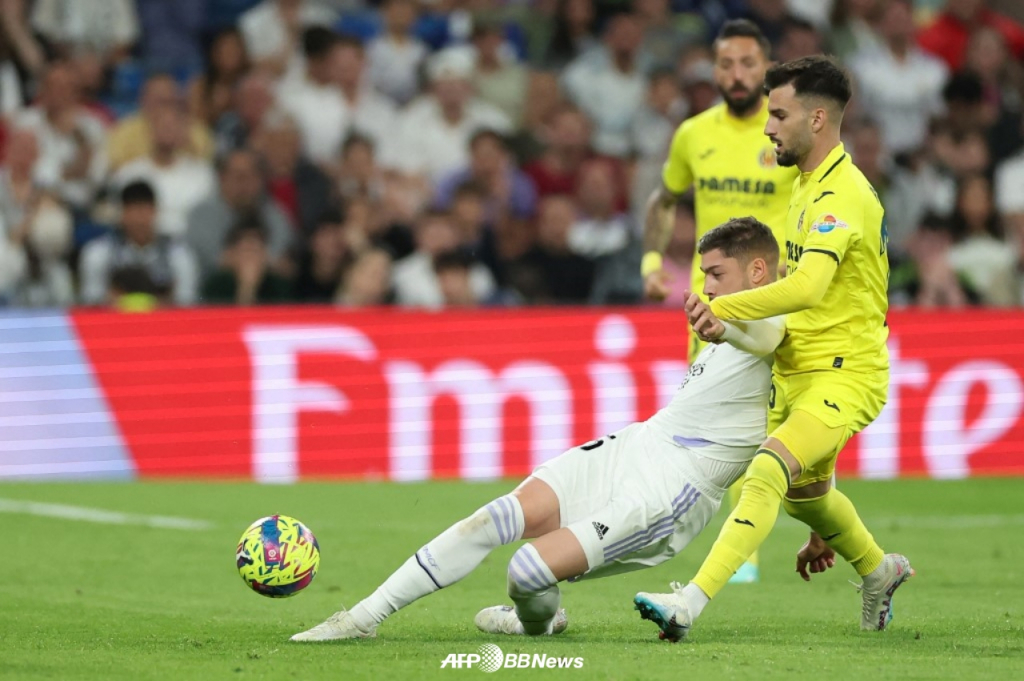 발베르데(왼쪽)가 9일(한국시간) 비야레알과 경기 도중 바에나와 볼 경합을 벌이고 있다. /AFPBBNews=뉴스1