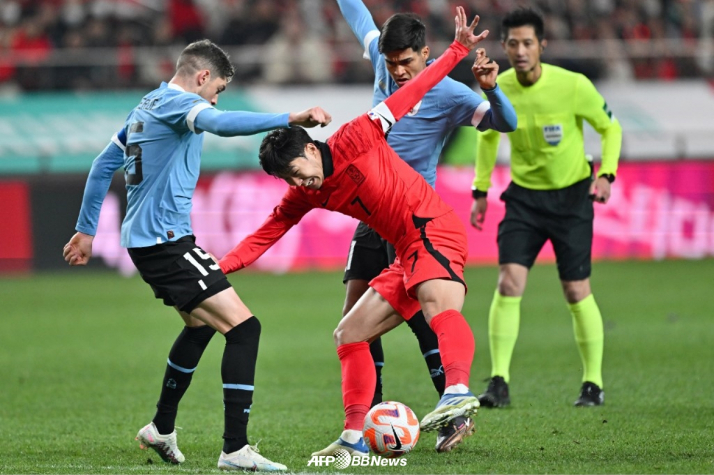 손흥민(가운데)이 지난달 28일 서울월드컵경기장에서 열린 우루과이와 친선경기 도중 발베르데와 볼 다툼을 벌이고 있다. /AFPBBNews=뉴스1