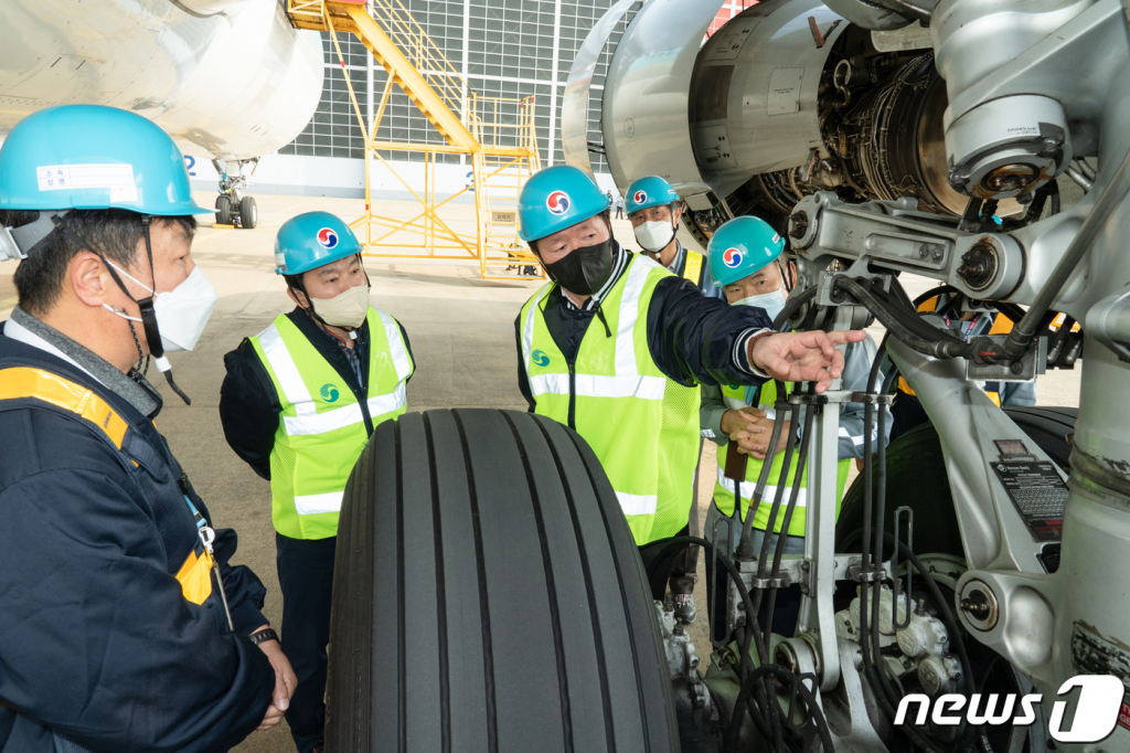 (서울=뉴스1) = 우기홍 대한항공 사장(왼쪽 세번째)과 임원들이 7일 오후 특별 정밀점검이 완료된 A330 항공기의 랜딩기어 점검과정을 살펴보고 있다. (대한항공 제공) 2022.11.7/뉴스1  Copyright ? 뉴스1. All rights reserved. 무단 전재 및 재배포 금지.