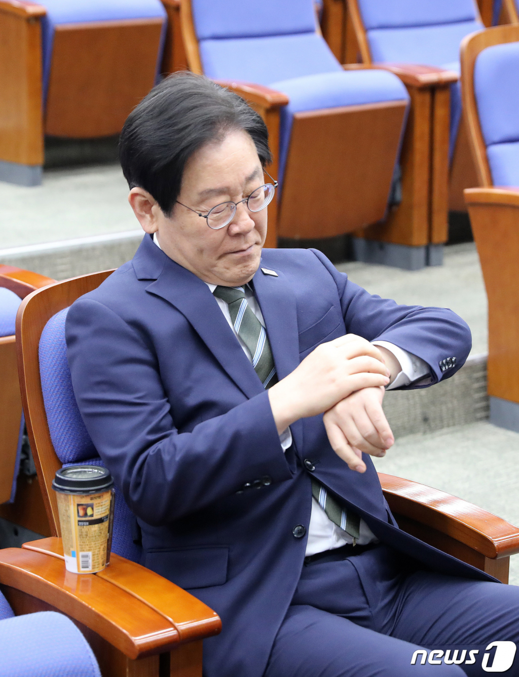 (서울=뉴스1) 임세영 기자 = 이재명 더불어민주당 대표가 10일 오후 서울 여의도 국회에서 열린 의원총회에서 시계를 확인하고 있다. 2023.4.10/뉴스1  Copyright ? 뉴스1. All rights reserved. 무단 전재 및 재배포 금지.