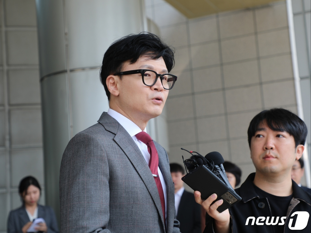 (부산=뉴스1) 노경민 기자 = 한동훈 법무부 장관이 7일 오전 정책 현장 방문을 위해 부산 연제구 부산고등?지방검찰청을 방문하며 취재진의 질문에 답하고 있다. 한 장관은 "마약 범죄는 과하다는 소리가 나올 정도로 강력하게 단속해야 잡을 수 있다"고 말했다. 2023.4.7/뉴스1  Copyright ? 뉴스1. All rights reserved. 무단 전재 및 재배포 금지.