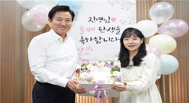 오세훈 서울시장이 출산을 앞둔 서울시 직원을 축하하고 있다./사진제공=서울시