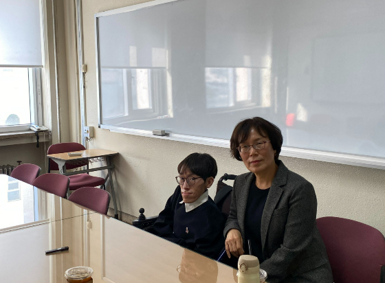 수많은 날들을, 주말을 제외한 모든 날에, 코로나19가 심했을 때에도 연구하기 위해 찾았던 연세대학교. 과학관의 한 강의실에서 경현씨와 그의 어머니를 만나 인터뷰했다./사진=남형도 기자
