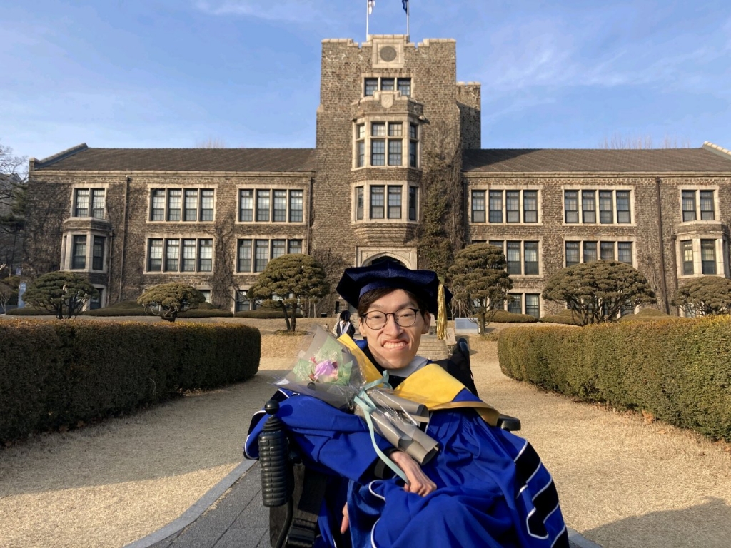 박사 학위를 받았을 때 기분이 어땠느냐는 물음에, 여전히 취업을 위해, 저널에 준비 중인 논문을 위해 학교에 나오느라, 생활이 달라진 게 없어 별 생각은 없었다며. 박사라 불리는 게 익숙하지 않아 당황스러울뿐이라며 덤덤히 말하던 사람. 앞으로 갈 길이 창창하단 말처럼 느껴져, 그게 더 좋았다./사진=민경현씨 제공