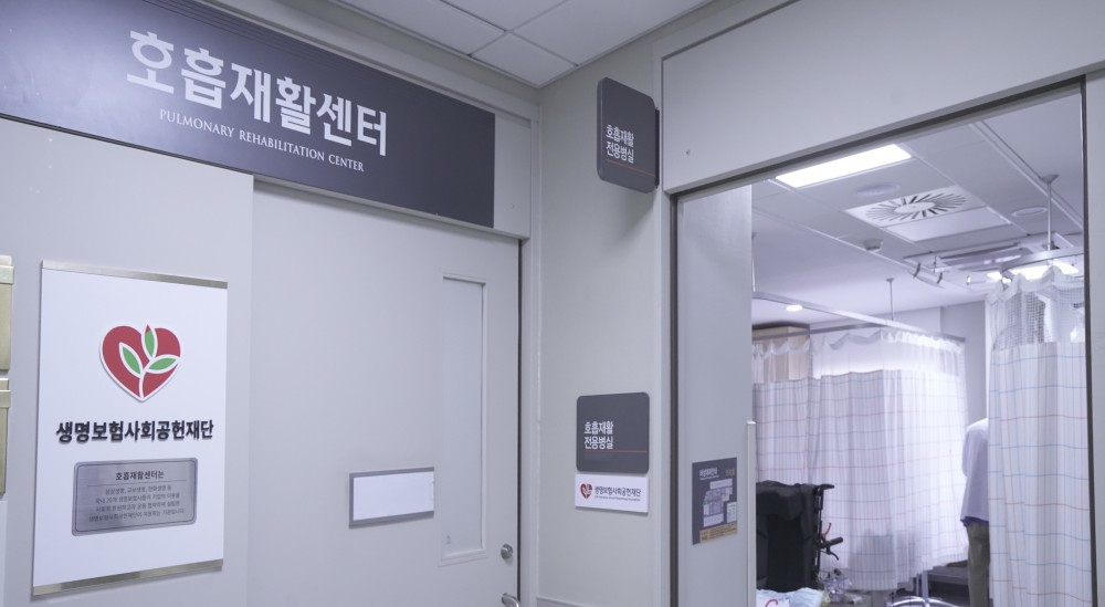 경현씨 어머니 윤주씨에게 인터뷰 말미에 물었다. 혹여나 더 하고 싶은 말이 있느냐고. 그는 조금의 망설임도 없이 대답했다. "우리 경현이, 정말 건강하게 오래 사는 거요. 아무 일 없이, 입원하지 않고요. 진행 상황이 지금까진 한 계단씩 나빠졌어도, 어느 순간 열 계단이 될 수 있으니 그런 것 없이 건강하게 말이다. 두 사람의 바람대로 되기를. 물리학계에 커다란 발자국을 남기기를./사진=생명보험사회공헌재단