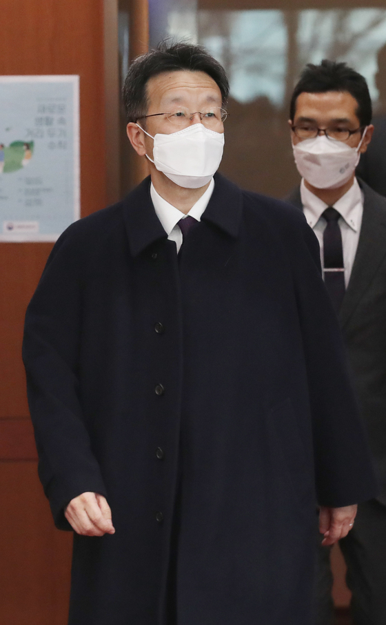 (서울=뉴스1) 송원영 기자 = 일본 시마네현의 소위 '독도의 날' 행사 관련 초치된 구마가이 나오키 주한일본대사관 총괄공사가 22일 오후 서울 종로구 외교부 청사에서 나오고 있다. 이날 외교부는 시마네현의 '독도의 날' 행사 관련해 "독도는 역사적, 지리적, 국제법적으로 명백한 우리 고유의 영토이다"며, 일본 정부의 독도에 대한 부당한 억지 주장을 즉각 중단하라고 밝혔다. 2022.2.22/뉴스1   