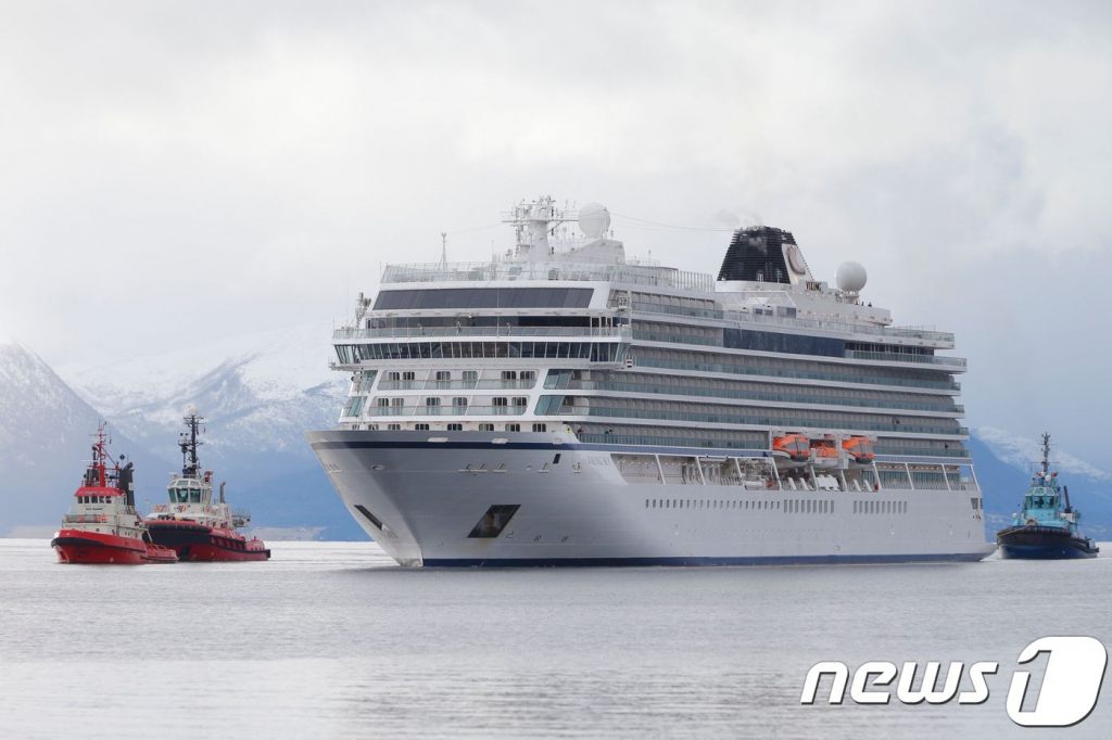 (몰데 AFP=뉴스1) 우동명 기자 = 24일(현지시간) 1400여명을 태우고 항해하던 중 엔진 고장으로 노르웨이 연안에 표류한 크루즈 여객선 '바이킹 스카이'호가  인근 몰데항에 무사히 도착하고 있다. 바이킹 스카이호는 뫼레오그롬스달 앞바다 2㎞ 해상에서 엔진 고장을 일으켜 전날부터 표류했다.  ? AFP=뉴스1  