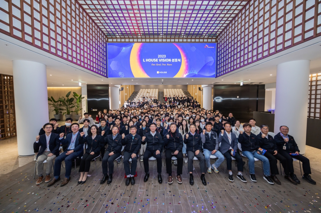 SK바이오사이언스가 11일 백신 생산공장인 안동 L하우스에서비전 선포식을 열고, ‘One Goal, One Team’을 통해 글로벌 톱-티어(Top-tier) 수준의 역량을 갖춘 ‘글로벌 바이오 허브’로 도약할 것을 다짐했다. (사진 줄 앞줄 왼쪽 여섯 번째부터) 안재용 SK바이오사이언스 사장, 김훈 Global R&BD대표, 이상균 L하우스 공장장(부사장) 등 임원진 및 L HOUSE 구성원들이 비전 선포식에서 파이팅을 외치고 있다.