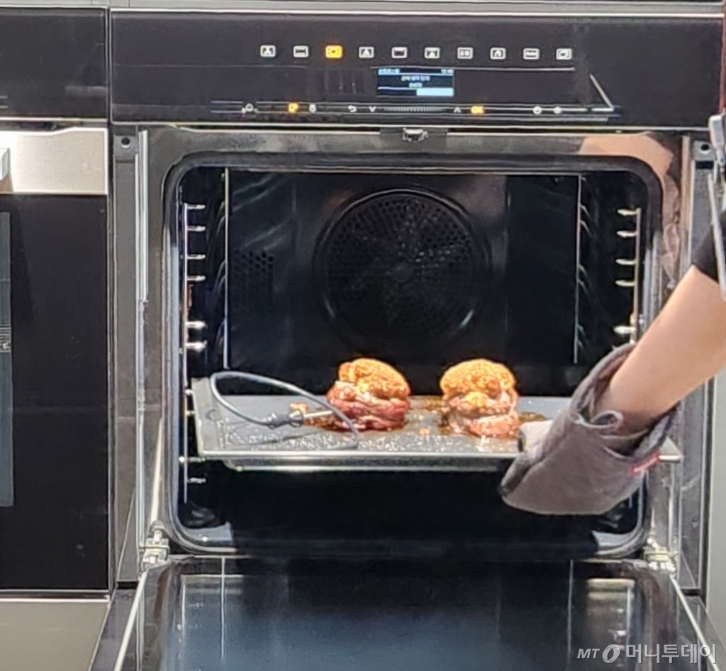 밀레 오븐을 활용해 만든 베이크드치즈 스테이크. / 사진 = 오진영 기자