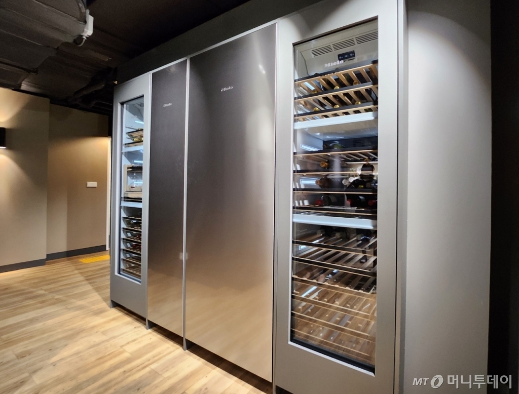 밀레의 냉장고, 냉동고, 와인셀러. 모두 갖출 경우 5000만원이 훌쩍 넘는다. / 사진 = 오진영 기자