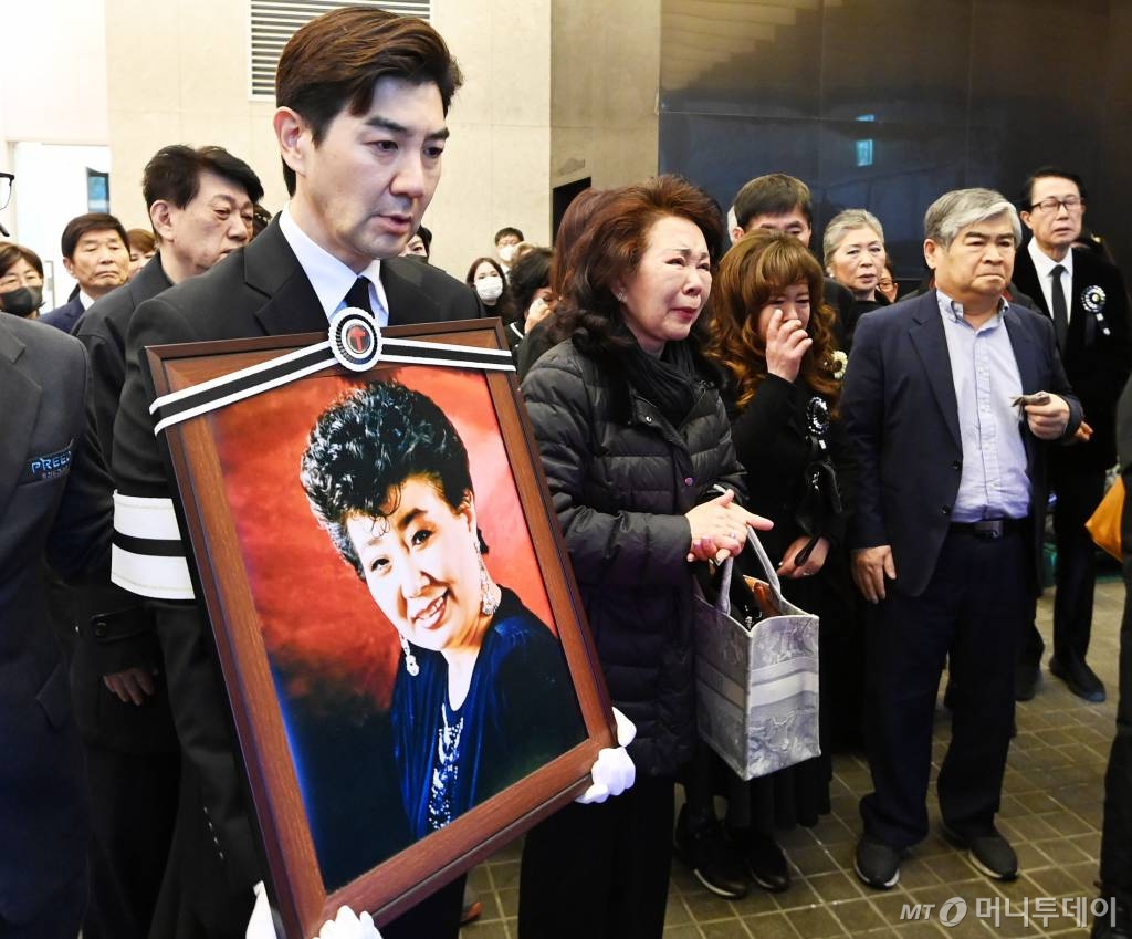 원로가수 고(故) 현미(본명 김명선) 발인식이 11일 오전 서울 동작구 흑석동 중앙대학교병원 장례식장에서 엄수되고 있다.  고 현미는 지난 4일 오전 9시37분께 서울 용산구 이촌동 자택에 쓰러진 상태로 팬클럽 회장 김모씨에게 발견됐다. 이후 김씨의 신고로 인근 병원으로 옮겨졌으나 안타깝게 생을 마감했다. 향년 85세. 2023.04.11 /사진=김창현 기자 chmt@